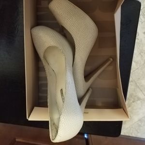 White leather SZ 8 stilettos BCBGeneration
